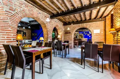 Un restaurante o sitio para comer en YIT Abentofail