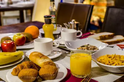Comida en o cerca de este hotel
