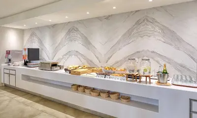 Comida en o cerca de este hotel