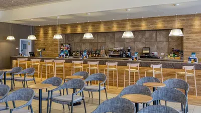 El salón o zona de bar de Playamojácar
