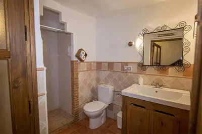 Un baño de Casas Cueva el Mirador de Galera