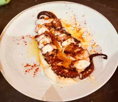Comida en o cerca de este hotel