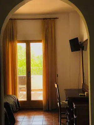 Una televisión o centro de entretenimiento en Hotel Galera