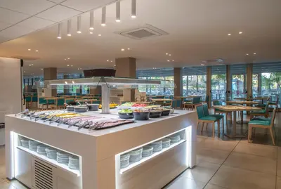 Comida en o cerca de este hotel