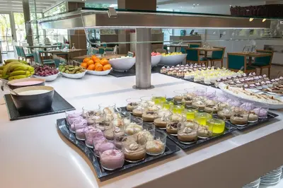 Comida en o cerca de este hotel