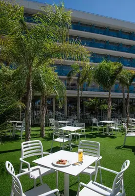 Un restaurante o sitio para comer en Hotel Roquetas El Palmeral by Pierre & Vacances