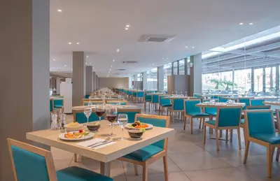 Un restaurante o sitio para comer en Hotel Roquetas El Palmeral by Pierre & Vacances