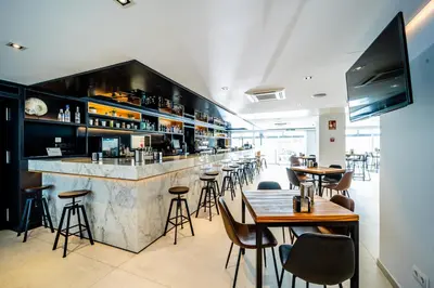 El salón o zona de bar de Hotel-Restaurante Jardines La Tejera