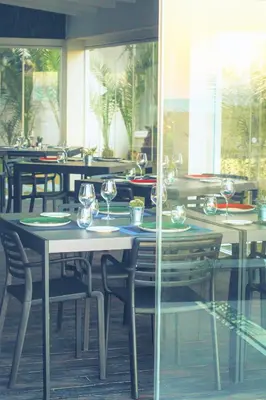Un restaurante o sitio para comer en Botaniq Hotel Boutique