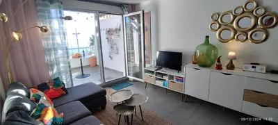 Una televisión o centro de entretenimiento en Tríplex Faro