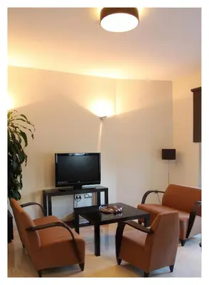 Una televisión o centro de entretenimiento en Hotel El Trebol