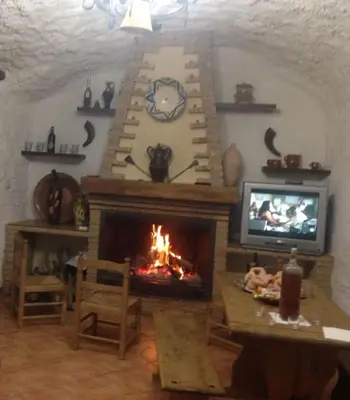 Una televisión o centro de entretenimiento en Cueva el Monteron