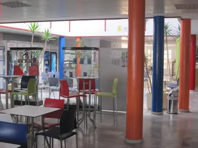 Un restaurante o sitio para comer en Albergue Inturjoven Almeria