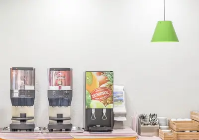 Utensilios para hacer té y café en Albergue Inturjoven Almeria