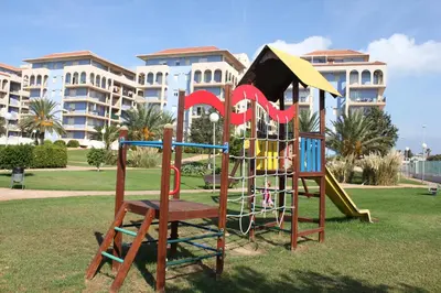 Zona de juegos infantil en Apartamento Almerimar primera linea de playa