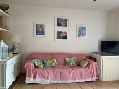 Una televisión o centro de entretenimiento en Apartamentos Arcos Calabardina