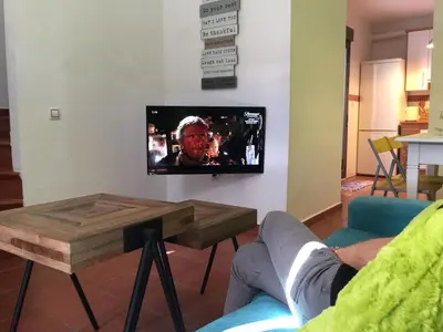 Una televisión o centro de entretenimiento en San Jose Apartamentos SL Casa Mar