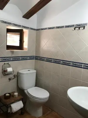 Un baño de La Cueva
