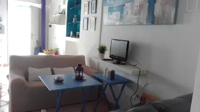 Una televisión o centro de entretenimiento en la casa de Isabel