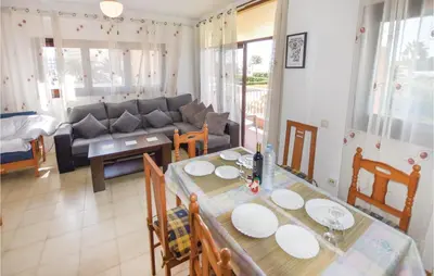 Zona de estar de Lovely Apartment In Roquetas De Mar