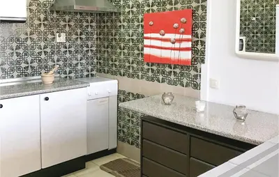 Una cocina o zona de cocina en Lovely Apartment In Roquetas De Mar