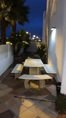 Un balcón o terraza de villa cinco palmas