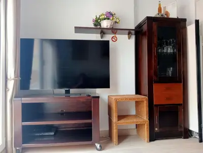 Una televisión o centro de entretenimiento en Primera Linea De Playa