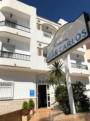 Edificio en el que se encuentra el hostal o pensión