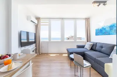 Una televisión o centro de entretenimiento en Trendy Homes Paradise