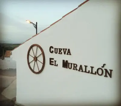 Certificado, premio, señal o documento que está expuesto en Cueva El Murallon