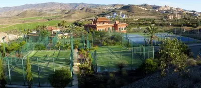 Instalaciones para jugar a tenis o squash en Hostel Águilas Isla del Fraile o alrededores
