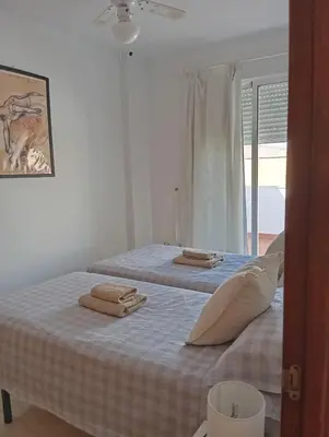 Cama o camas de una habitación en One-bedroom flat 200m from the beach