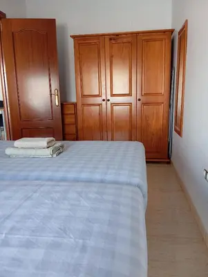 Cama o camas de una habitación en One-bedroom flat 200m from the beach