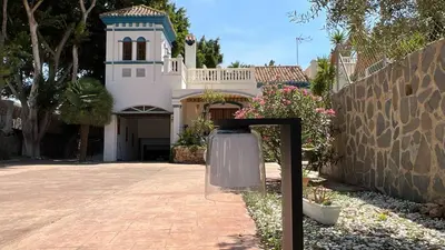 Jardín al aire libre en Casita Las Malvinas en Villa de Nijar con piscina