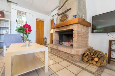 Una televisión o centro de entretenimiento en Casita Cerrillo en Villa de Nijar con piscina