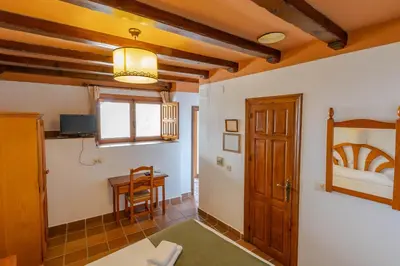 Una televisión o centro de entretenimiento en Hotel La Fragua I