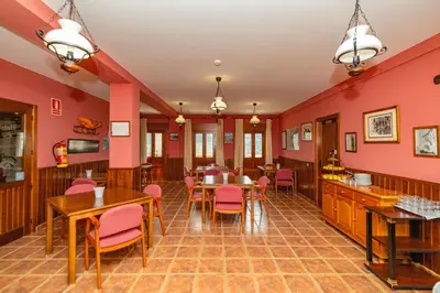 Una televisión o centro de entretenimiento en Hotel La Fragua II