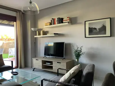 Una televisión o centro de entretenimiento en Jardines de Nuevo Vera - Magnífico Apartamento a Pie de Playa