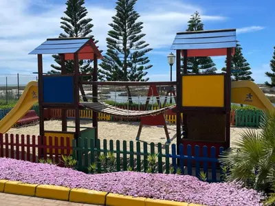 Zona de juegos infantil en Villa Romana Roquetas