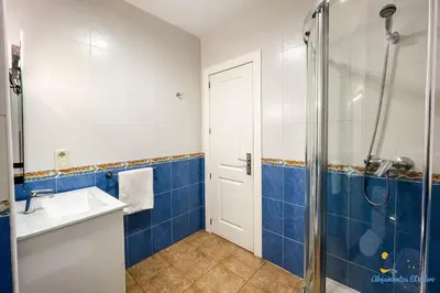 Un baño de El Velero San José Amplia vivienda Piscina Terraza Parking 350m Playa