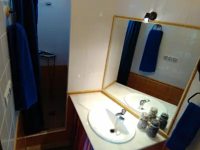 Un baño de Bonito apartamento