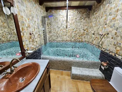 Un baño de Alojamientos Rurales Benarum con Spa