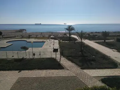 Piscina en o cerca de vista al mar