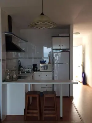 Una cocina o zona de cocina en vista al mar