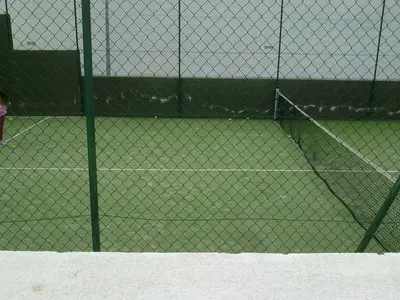 Instalaciones para jugar a tenis o squash en Vistahermosa o alrededores