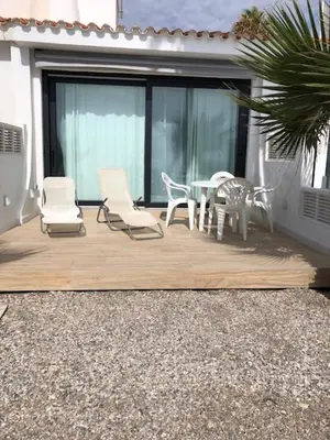 Un patio o zona al aire libre en Bungalow de Lujo a pie de playa en Aguadulce