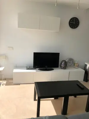 Una televisión o centro de entretenimiento en Bungalow de Lujo a pie de playa en Aguadulce