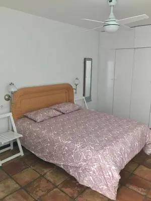 Cama o camas de una habitación en 1 de 17 CASA CON JARDÍN PRIVADO A 200m DE LA PLAYA.