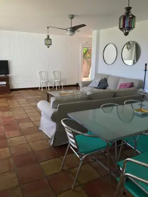 Una televisión o centro de entretenimiento en 1 de 17 CASA CON JARDÍN PRIVADO A 200m DE LA PLAYA.