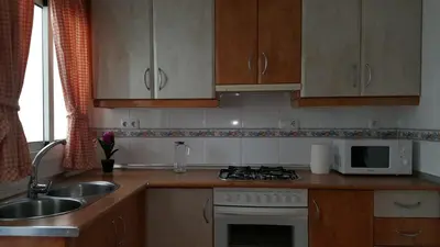 Una cocina o zona de cocina en Apartamento Roquetas playa con WIFI